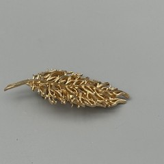 Coro Brooch Signed Textured Feather Leaf 1960’s Gold Tone Layers beautiful