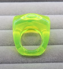 Vtg 60’s Green Mod Acrylic Resin Glow in the Dark Ring Retro Fashion Size 5.25