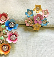 VINTAGE – Brooch Pin & Screwback Earrings – Colorful FLOWERS Set – Retro RARE