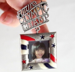 NOS VTG c1980’s DANECRAFT FUTURE OLYMPIC CHAMP PHOTO FRAME SPORTS MOM BROOCH PIN