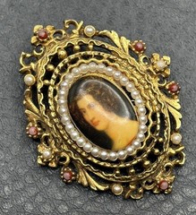 Vintage Signed ART Gold Tone Lady Cameo Brooch Portrait Pin Faux Seed Pearls