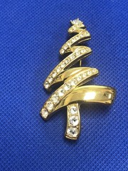 VINTAGE MONET SIGNED GOLD TONE CLEAR RHINESTONES CHRISTMAS TREE BROOCH PIN