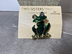Vintage Bobblehead Frog Brooch Two Sister MEDICI