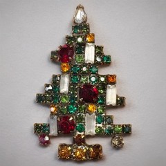 Vintage Weiss Rhinestone Christmas Tree Brooch Green Red Candle Holiday Pin