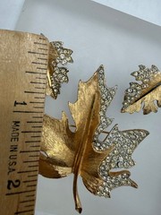 VINTAGE GOLD TONE PAVE CRYSTAL TEXTURED MAPLE LEAF BROOCH EARRINGS SET SIGNED