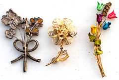 Vintage Lot of 3 Floral brooches / pins – 1 KC signed