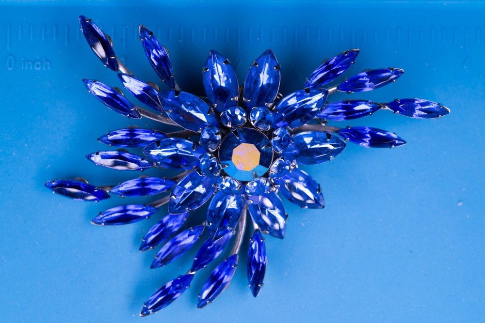 Judy Lee Starburst Brooch Silver Tone 2.75″ Sapphire Blue AB Rhinestone Vintage