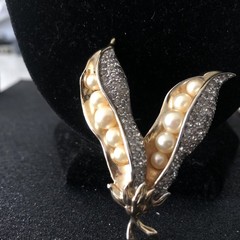 Very Rare vintage ￼Jomaz, for Joseph Mazer, Two Peas in a Pod brooch