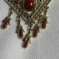 Woman’s Vintage Sarah Coventry Brooch Gold Tone Red Marble Cabochon 3.5 Inches