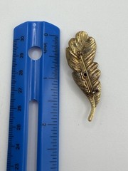VINTAGE GOLD TONE LEAF BROOCH PIN GREEN STONE 2.5 IN COSTUME JEWELRY