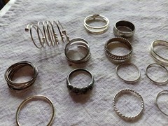 LOT OF 18 VINTAGE GOLD or SILVER TONE FASHION BAND RINGS , ASSORTED SIZES