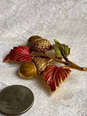Brooch Designer Signed TONA Fall Autumn Leaf Acorns Orange Gold Tone 2″×1.5″