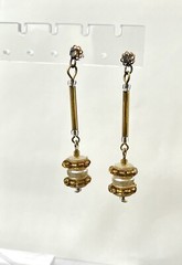 ELEGANT VINTAGE 1960’S STYLE GOLD TONE AND BEIGE CREAM BEAD DANGLE EARRINGS