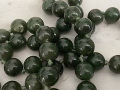 INCREDABLE VINTAGE HAND KNOTTED GENUINE JADE BEAD UNIQUE CLASP NECKLACE NR