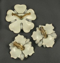Brown White Enamel Plastic Flower Brooch Clip Earrings Set