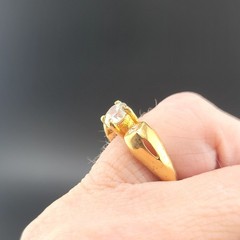 Vtg Sz 7 Ring Cubic Zirconia Solitaire w/ Accents Fashion Jewelry Unique Design