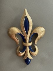 Vintage Crown Trifari Gold Tone Blue Enamel Fleur-de-Lis Brooch 3.25”
