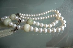 STUNNING VINTAGE CULTURED PEARL CARVED CELADON JADE STATEMENT NECKLACE WOOD BOX!