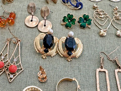 LOT OF 100+ VINTAGE GOLD TONE EARRING PAIRS FOR PIERCED EARS N189