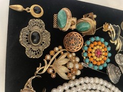 VINTAGE Junk Jewelry Lot FOR CEAFTS Some Signed Pieces Broken Singles Age Wear