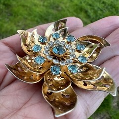 VTG Coro Pendant Brooch Pin 2.125 Inch Tiered Flower Clear Blue Crystals Gold