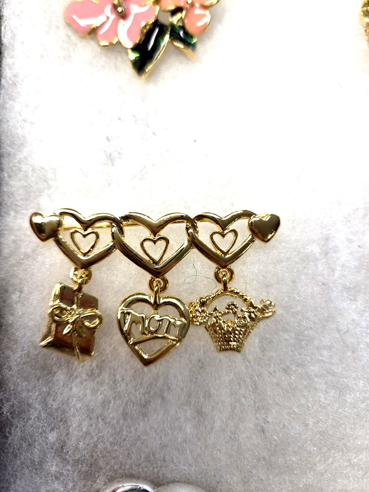 Vtg gold tone triple heart Mom charm Pin