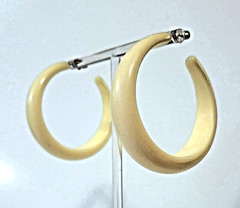 Vintage Huge Creamy Beige Plastic Hoop Earrings Pierced 2″ Diameter! MOD 1960’s