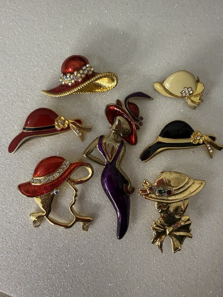 Vintage Red Hat – 7 Brooches And 2 Pairs Of Earrings