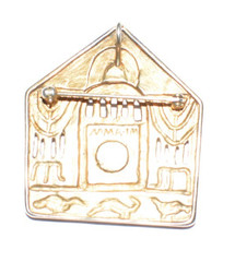 Signed MMA (Metropolitan Museum of Art) gold tone Synagogue brooch/pendant