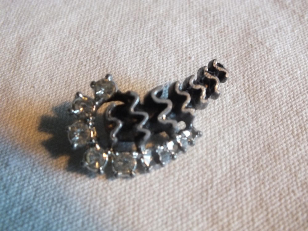 Beautiful Brooch Pin Dark Silver Tone Clear Rhinestones 1 1/2″ x 3/4″ CUTE