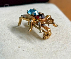 17mm TINY gold tone FLY INSECT Flying BUG Pin Brooch Lapel Blue Red RHINESTONE