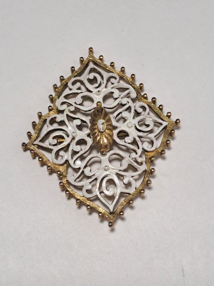 VTG Gerrys Filigree Quatrefoil Type Pin Brooch Gold And White