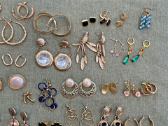 LOT OF 100+ VINTAGE GOLD TONE EARRING PAIRS FOR PIERCED EARS N189
