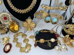 29 Pcs Vintage Gold Tone High End Jewelry Brooch Necklace Earrings Bracelet Lot