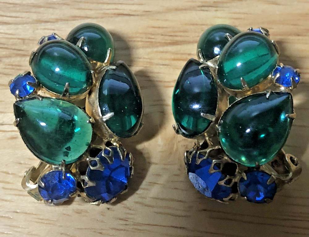 VTG. GOLD TONE GREEN CABOCHON & BLUE RHINESTONE CLIP ON EARRINGS 1.25″