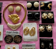 VINTAGE 1990’s DEADSTOCK 33 PIECE LOT EARRINGS NECKLACE BROOCH JEWELRY NOS