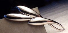 VTG TRIFARI SILVER TONE MODERN LONG FLOWER BUD STYLIZED BAR PIN BROOCH 3 1/8″