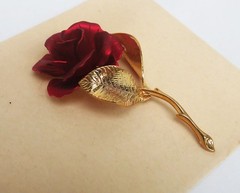 BEAUTIFUL MOTHER’S DAY METAL ENAMELLED ROSE THE SYMBOL OF LOVE IN GOLDEN CARD