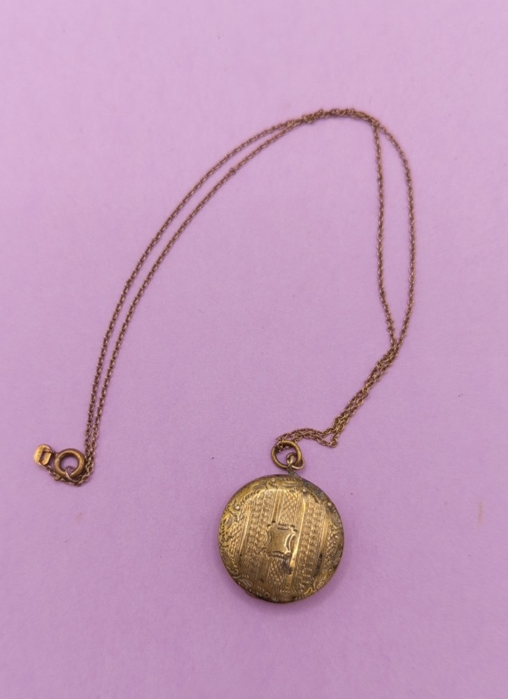 NO TARIFFS Vintage Gold Tone Locket Etched Antique