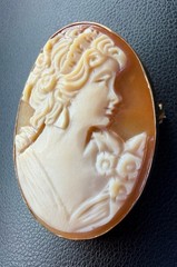 Beautiful Vintage 14K Gold Hand Carved Shell Cameo Brooch Pendant
