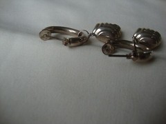 VTG 3/4 HOOP W/ DANGLING SCALLOPED HEART CHARM STERLING SILVER 925 STUD EARRING