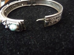 VTG SHP SILVER TONE HINGED TEXTURED ETCH W FAUX TURQUOISE STONES BRACELET #11/14