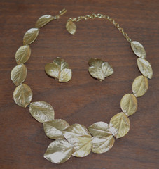 TRIFARI Necklace Clip Earring Set LEAF LEAVES Brush Gold Tone Vintage 19 in. Vtg