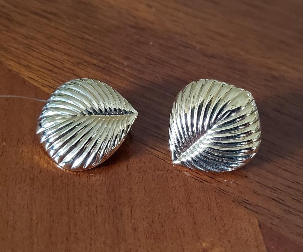 Vintage 1980s 1990s Goldtone Leaf Shaped Clip Earrings
