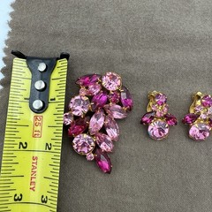 Vintage Pink Rhinestone Gold Tone Brooch And Clip On Earring Jewelry Set
