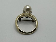 VINTAGE RING BROOCH PIN GOLD TONE FAUX PEARL RING