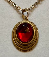 VINTAGE FACETED RED LUCITE PLASTIC CIRCLED BY BRASS 3/4 OF 1″ NECKLACE 18″ GP