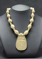 VTG Hand Carved Bovine Bone Floral pendant Roses beaded Necklace 22″ Boho