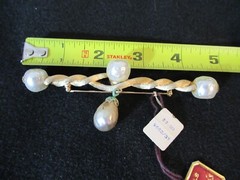 vintage costume jewelry brooch by Francois Gold tone simulated pearls New