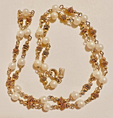 STUNNING VINTAGE SIGNED REVLON PEARL GOLD TONE STATION 24″ NECKLACE CLASSIC
